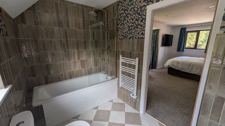 En-suite bath and shower | Kingfisher Cottage